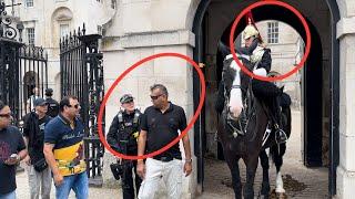 Disrespectful Tourist! Watch this to see what happened with king’s Guard Horse!