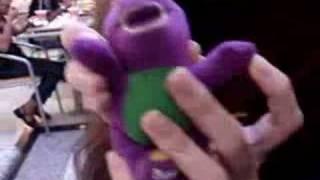 Barney cantando "eu amo vc" *-*