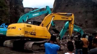 Excavator Kobelco SK200 and Sumitomo SH210 failed to Pull out another Stuck Kobelco 1