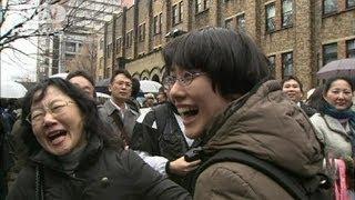 「ヨッシャー！」東京大学の合格発表で歓声上がる(12/03/10)