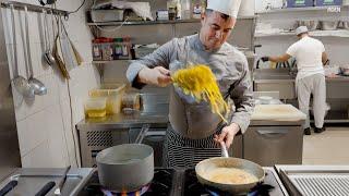 Koch in Rom zeigt Rezept für Garnelen-Pasta - Essen in Italien
