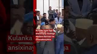 Daawo: Muuqaal muujinayaa xildhibaan ka tirsan baarlamaanka Soomaaliya oo feeray sarkaal amni