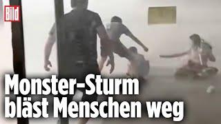 Monster-Sturm: Sturmböen von knapp 100 Km/h reißen Menschen um