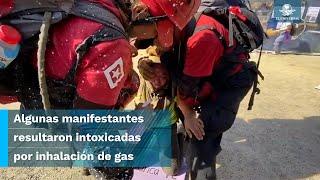 Feministas son rociadas con gas tras doblar vallas que resguardan el Palacio Nacional