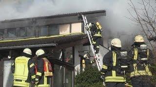 [WOHNGEBÄUDE IM VOLLBRAND] - Großeinsatz für die Feuerwehr Bergisch Gladbach - [EINSATZDOKU]