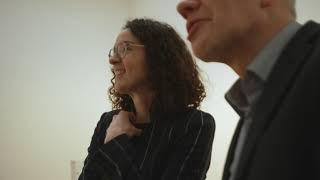 Hinter den Kulissen: Kunstministerin Angela Dorn trifft Kurator Peter Forster im Museum Wiesbaden