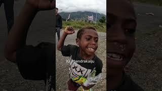 keseruan bersama anak-anak di pedalaman papua