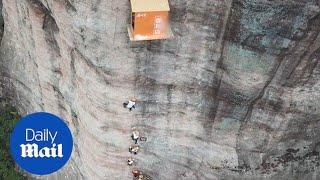 Chinese scenic spot opens a cliffside convenience store - Daily Mail