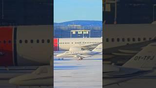 Boeing 737 airplane in the snow #aviation #plane #shorts