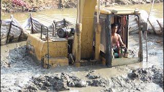 Excavator Accident Sink Underwater - Excavator Stuck in Deep Mud Recovery