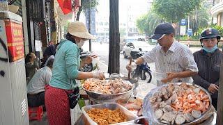 Phát thèm hàng bánh canh cua bán ở vỉa hè Sài Gòn khách đông như hội