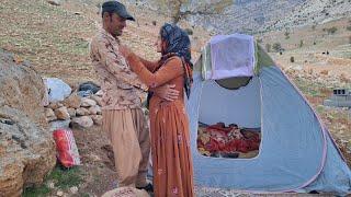 The generosity of the operator to provide the tent: the couple's happiness for a better life.