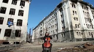 A musician is playing cello in central Kharkiv, destroyed by Russia | Video Viral