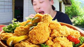 Qiu Mei made a crispy fried chicken for her younger brother. The outside is crisp and the inside is