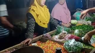 WANITA CANTIK MENYUSUI BAYINYA BIKIN HEBOH DI PASAR