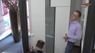 Kunststof deur uit kozijn verwijderen