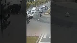 Водитель грузовика в Китае героически спас людей после аварии #news #automobile #police #live