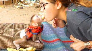 How Sweet Action Of Mom Share Fruit To Beloved Babe Pruno, Adorable Pruno Request Eat Fruit From Mom