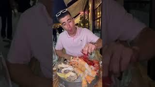 Mio fratello assaggia il gambero rosso al mercato del porto #shorts
