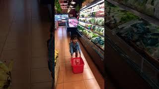 Arin membantu mama belanja di supermarket #shorts#shopping#daughter