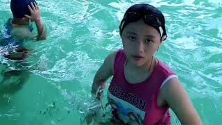 Chị Silent Sea đưa Gia Linh Gia Bảo đi tắm bể bơi ở quê Gia Linh Gia Bảo tập bơi