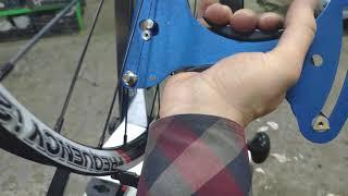 Профессиональная сборка велосипедного колеса с использованием тензометра.