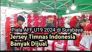 Jersey Timnas Indonesia Bertebaran di Jalan Masuk GBT Surabaya | Piala AFF U19 2024