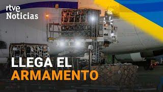 UCRANIA recibe de EE.UU. un cargamento con ARMAS para la DEFENSA ante RUSIA | RTVE Noticias