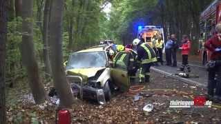 PKW Fahrer wird nach Frontalzusammenstoß mit Baum schwer verletzt und eingeklemmt