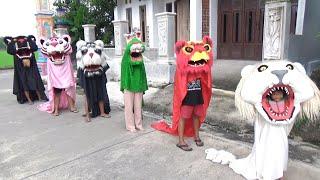 Barongan warna warni kehujanan