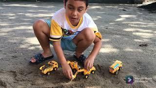 Papa godain Andrew lagi main truk truk pasir di pagi hari