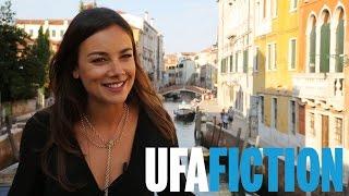 Mit JANINA UHSE in Venedig (Interview zu DONNA LEON, 2017) // UFA FICTION