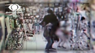 Câmera flagra homem abusando de criança dentro de uma loja
