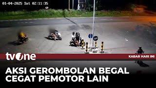 Detik-detik Rombongan Begal Terkam Pengendara Motor Berboncengan | Kabar Hari Ini tvOne