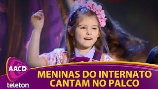Teleton 2016 - Meninas do internato de Carinha Anjo cantam no palco