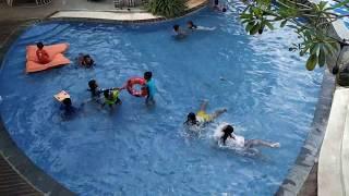 Suasana di i-Club Madiun ada kolam renang dan tempat fitnes