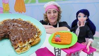 Video auf Deutsch mit Nicole. Waffeln für Marinette. Kneten aus PlayDoh