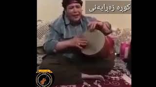 ژنێکی دەنگ خۆش گۆرانی بۆ دایکی ئەڵێ