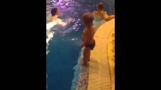 малыш 1 год ныряет сам в бассейн 7 метров глубиной