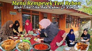 Tiba-tiba Ada RAHMI Di Rumah !! MAKAN Lahap Menu REMPEYEK TERI REBON