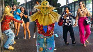 PEGADINHA DO ESPANTALHO - ASSUSTANDO PESSOAS - ScareCrow Prank