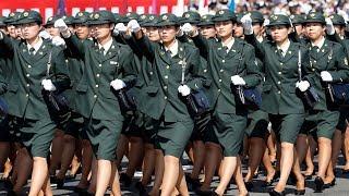 日本女兵閱兵時沒有武器只挎著一個小包，裏面的東西真的令人好奇