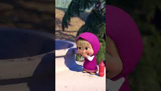 Белая спина? Нет! Фиолетовая! 🟣 #Shorts #машаимедведь #1АпреляНикомуНеВерю! #MashaandtheBear