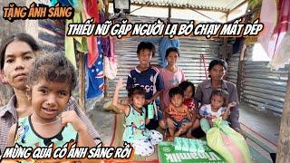 Thiếu Nữ Gặp Người Lạ Bỏ Chạy Mất Dép. Bất Ngờ Khi Nhận Được Món Quà Mình Thích. | 357