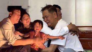 The last tear of the police father who abandoned his child, the happy single mother