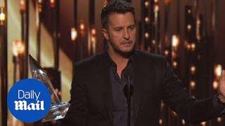 Luke Bryan earns CMA Entertainer of the Year - Daily Mail