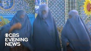 Afghan women ordered to wear burqa