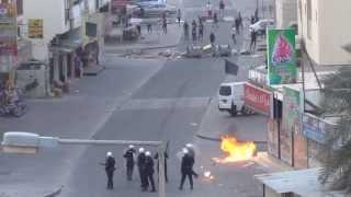 Revolution Bahrain : Angry demonstrations and violent clashes in front of a police station in Sitra