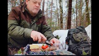 Brotzeit im Winterwald