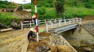 Cầu Khe Trang (T69) Dầm mưa chuyển được nhiều vật liệu - Đổ xong cột trọng tải, chân cột đèn